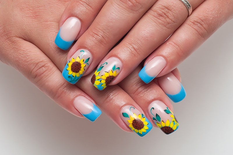 25 Pretty and Delicate Floral Nail Designs